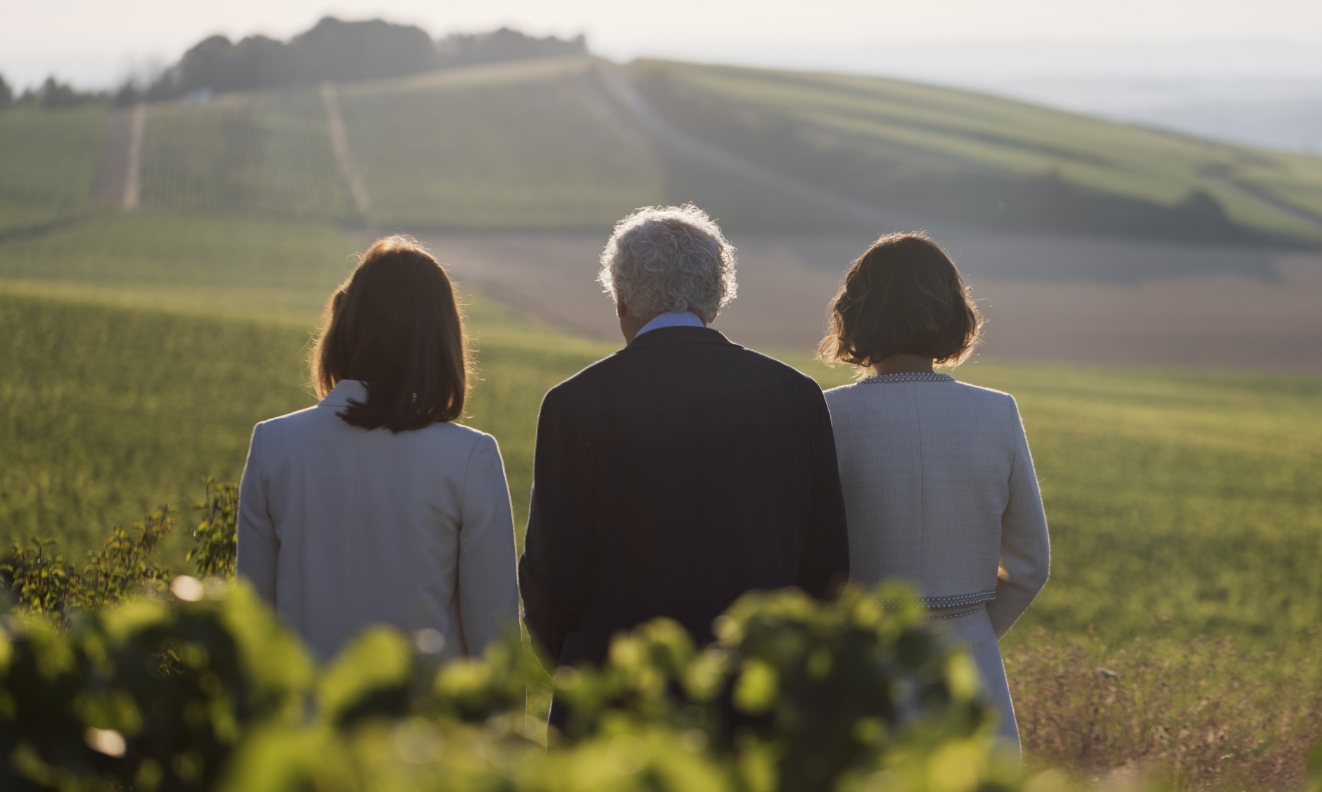 Bernard Lonclas et ses filles dans les vignes