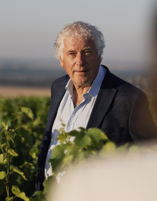 Portrait de Bernard Lonclas dans les vignes